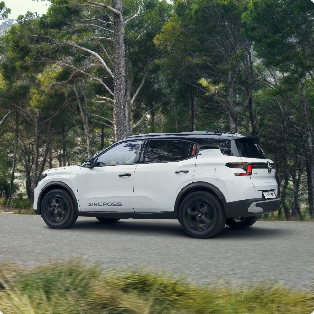 Vista trasera en tres cuartos en movimiento del Citroën C3 Aircross Hybrid SUV destacando un rendimiento eléctrico asistido fluido para una movilidad versátil, segura y asequible.