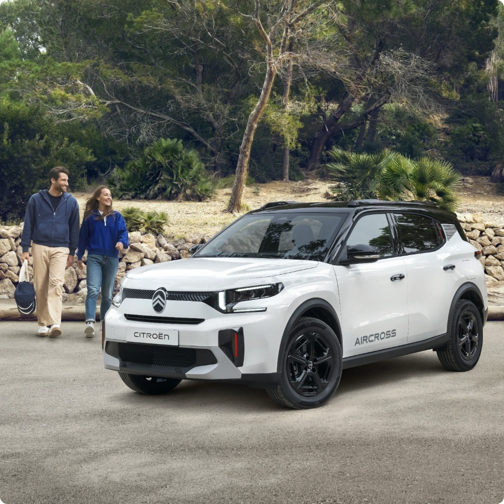Vista frontal tres cuartos del Citroën C3 Aircross Hybrid SUV ilustrando conducción sin esfuerzo con asistencia eléctrica para una movilidad conveniente, con confianza y asequible.