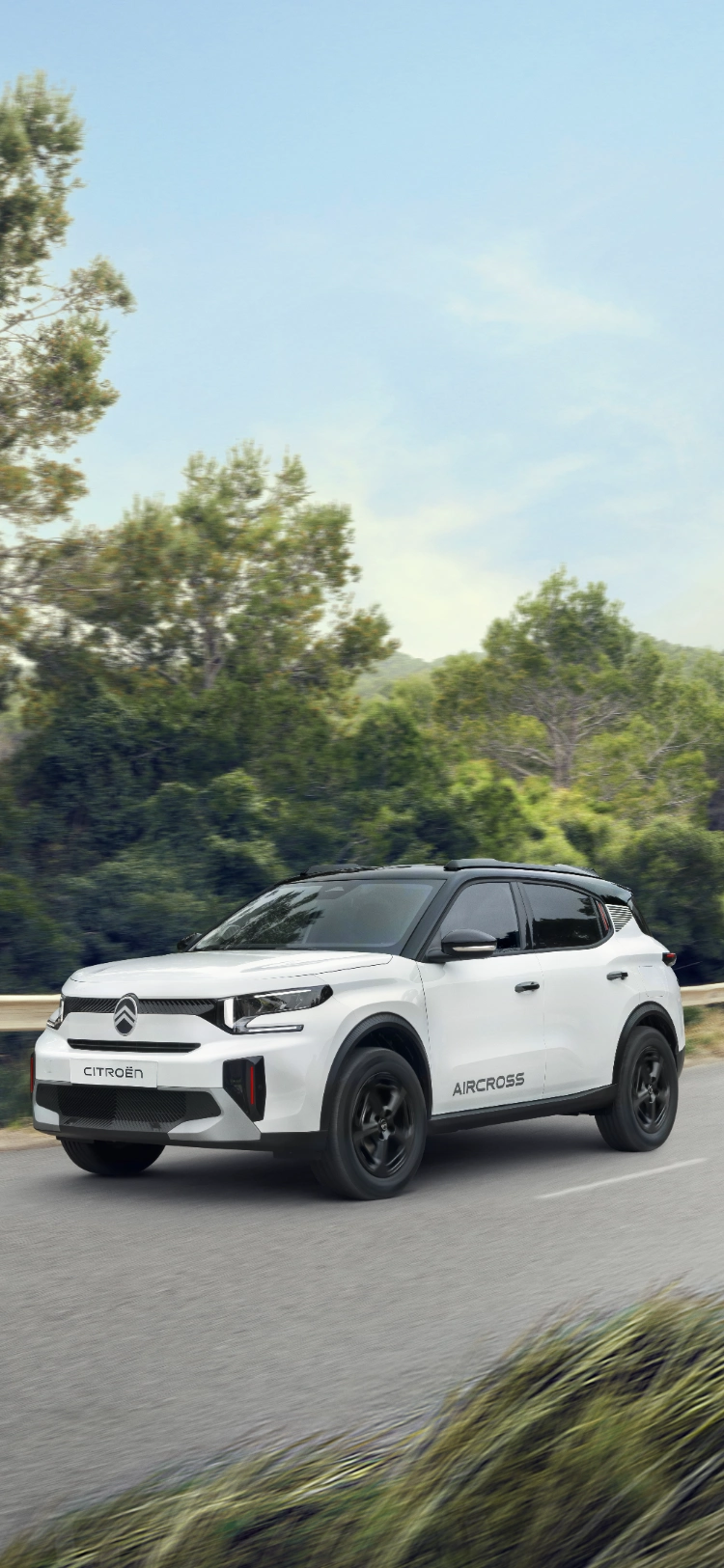Vista frontal en tres cuartos en movimiento del Citroën ë‑C3 Aircross SUV eléctrico destacando una presencia en carretera segura para una movilidad fluida, eficiente y asequible.
