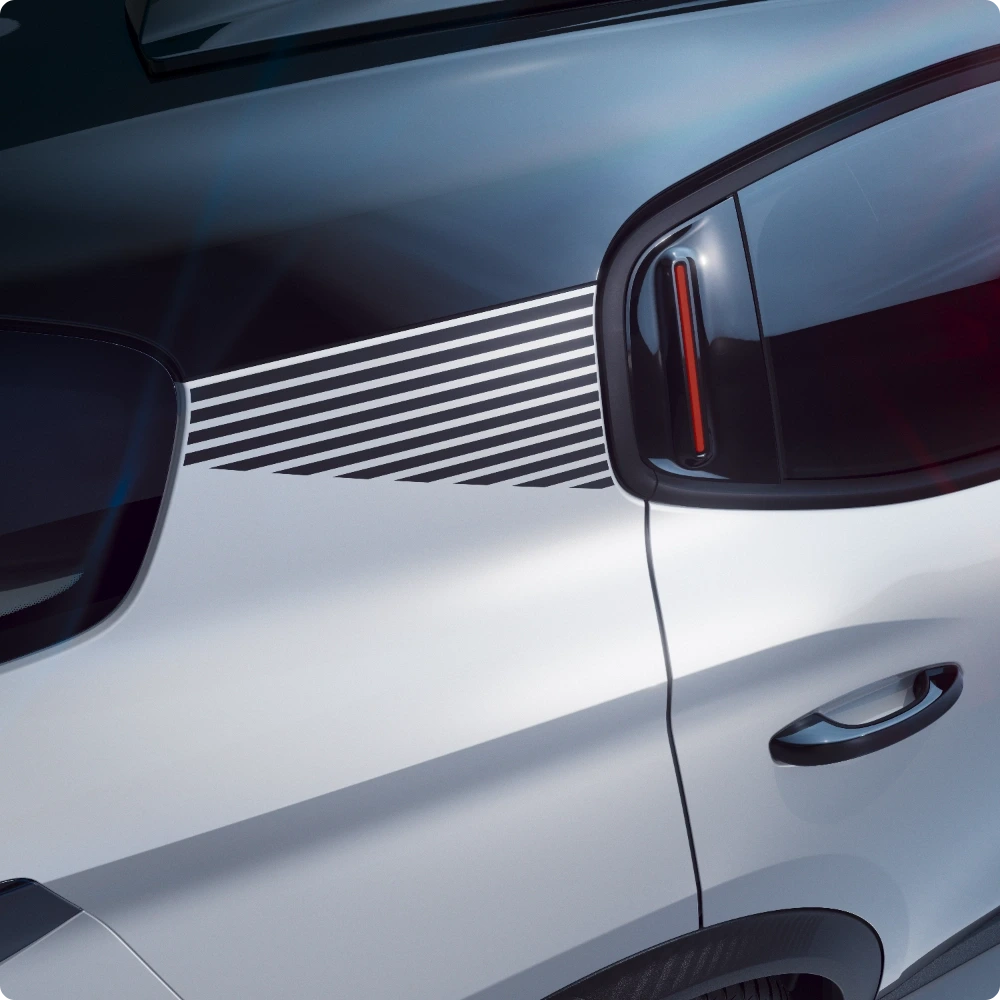 Vista detalle exterior trasera en tres cuartos del Citroën C3 Aircross SUV destacando un estilo robusto para una movilidad diaria versátil, segura y asequible.