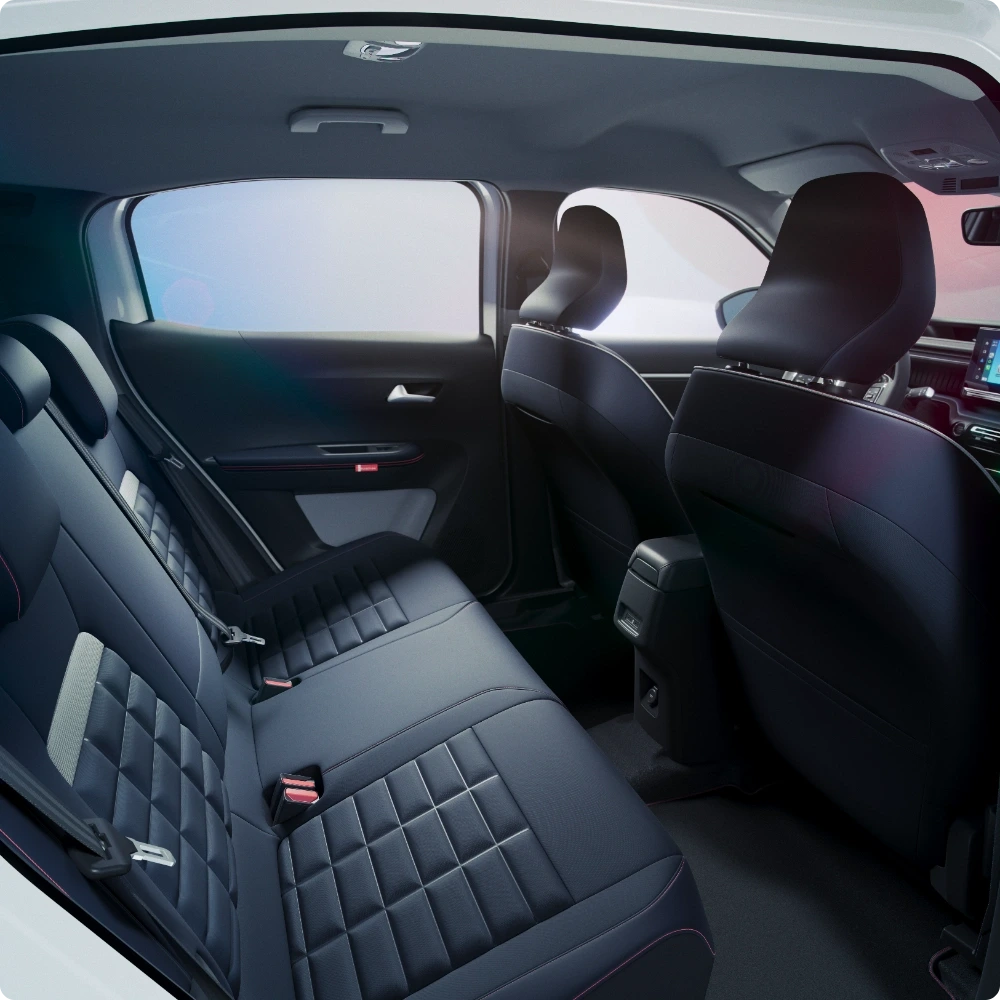 Vista trasera en tres cuartos de carga del Citroën C3 Aircross SUV mostrando espacio seguro para transporte de bicicletas para una movilidad outdoor aventurera, flexible y asequible.