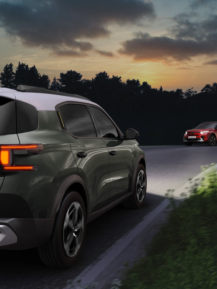 Vista de conducción nocturna del Citroën ë-C3 Aircross SUV destacando faros automáticos para una movilidad diaria más segura, con confianza y asequible.