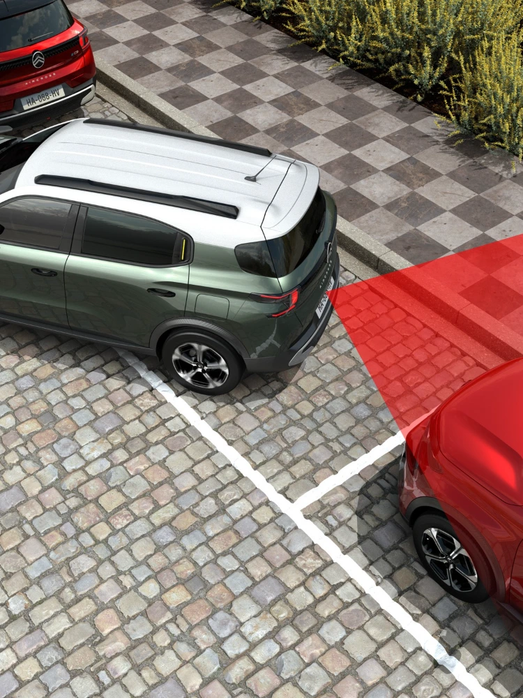 Vista de aparcamiento trasero del Citroën ë-C3 Aircross SUV mostrando alerta de tráfico cruzado para maniobras más seguras, con confianza y asequibles.