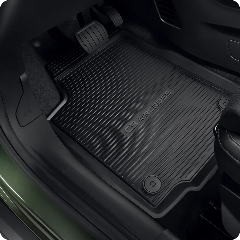 Vista interior en primer plano de las alfombrillas de goma del Citroën C3 Aircross para todas las estaciones proporcionando una cobertura del suelo duradera, protectora y asequible.