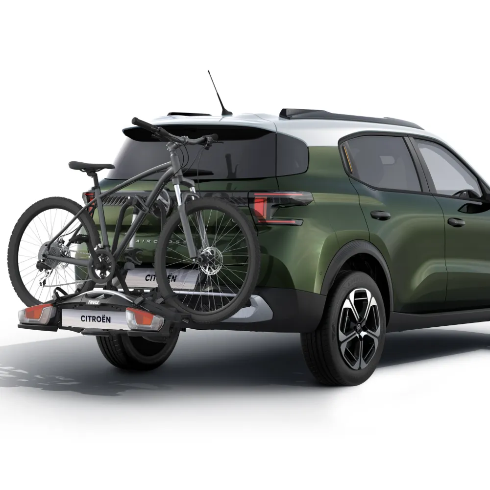 Vista trasera del Citroën C3 Aircross SUV con portabicicletas mostrando transporte fácil de bicicletas para una movilidad versátil, activa y asequible.
