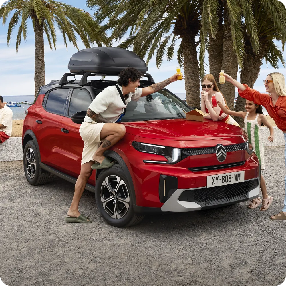 Vista exterior del Citroën C3 Aircross SUV equipado con barras de techo y cofre de techo para una capacidad de viaje versátil, espaciosa y asequible.