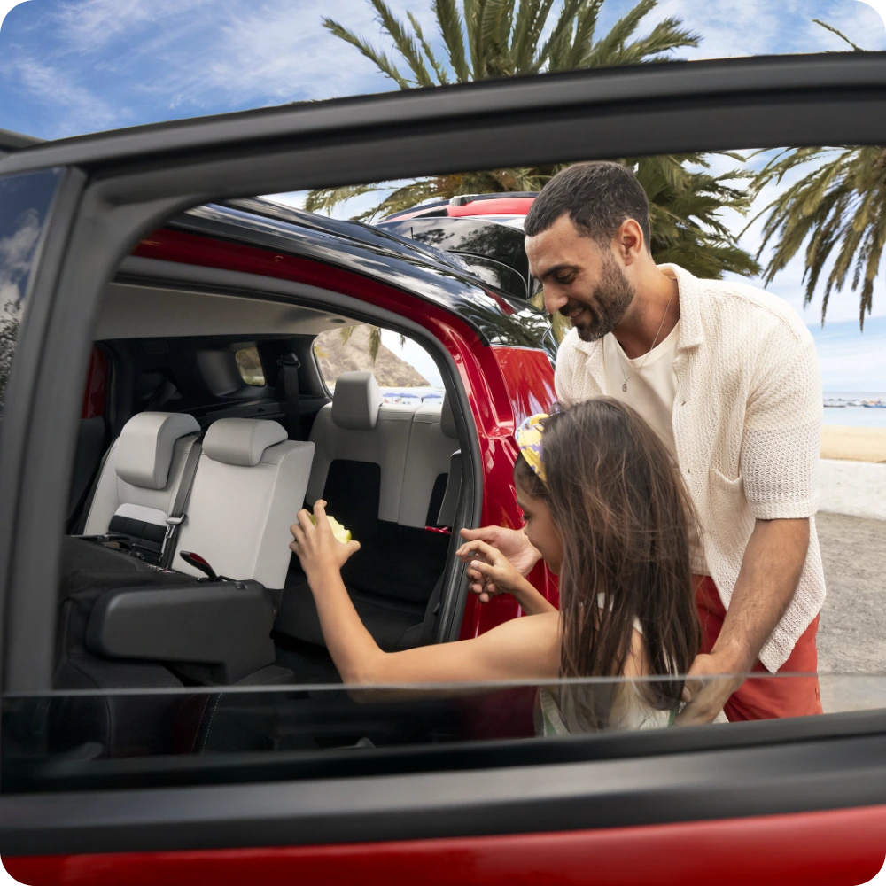 Vista de acceso trasero del Citroën C3 Aircross SUV destacando versatilidad de siete plazas para una movilidad diaria práctica, familiar y asequible.