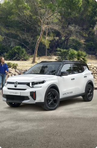 Vista frontal en tres cuartos del Citroën C3 Aircross SUV mostrando un audaz diseño crossover para una movilidad diaria segura, moderna y asequible.