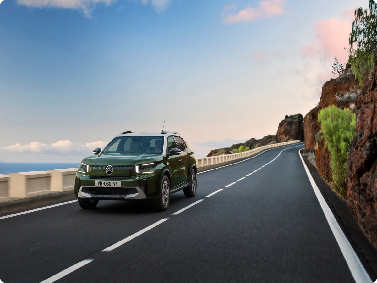 Vista frontal en conducción del Citroën C3 Aircross SUV destacando disponibilidad rápida para una movilidad diaria con confianza, suave y asequible.