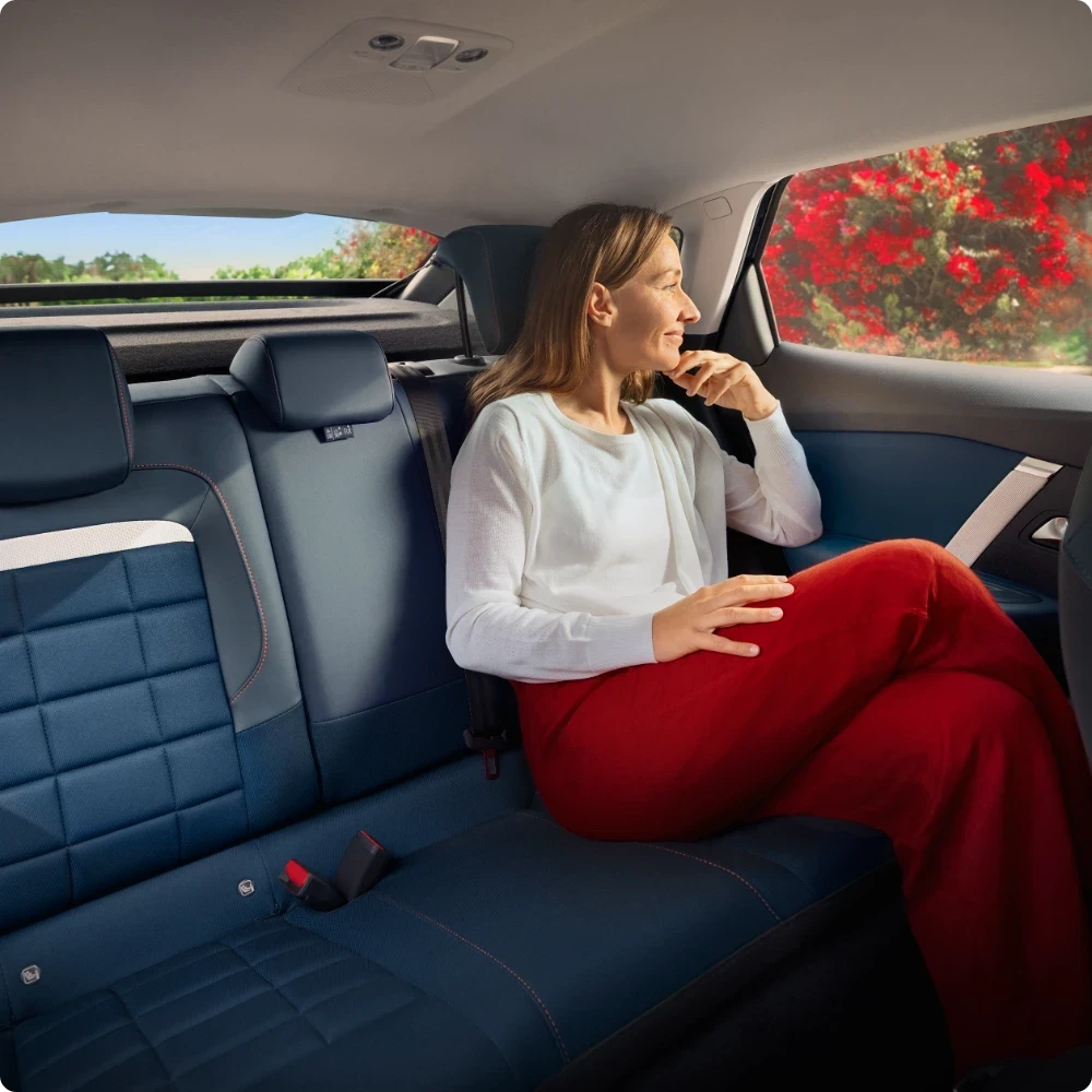 Front interior view ë‑C4 highlighting spacious comfort, brightness, well‑being and design for a serene onboard experience