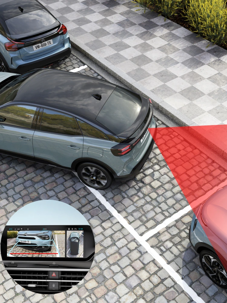 Vista trasera del C4 destacando cámara 180°, visibilidad clara, seguridad y tecnología para una experiencia de marcha atrás con confianza y premium.