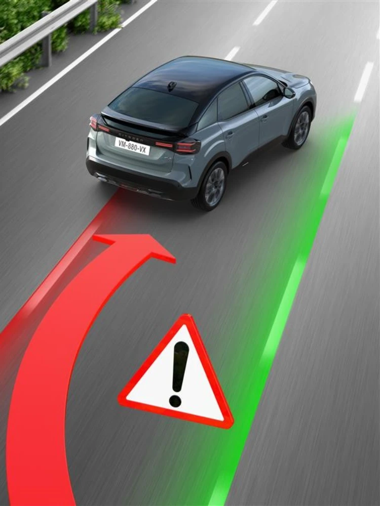 Vista trasera tres cuartos del C4 con Alerta de Cambio de Carril mejorando seguridad, visibilidad, eficiencia y mantenimiento de carril con confianza.