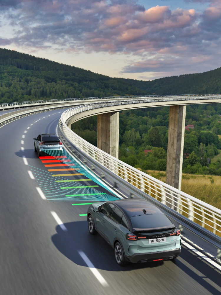 Vista trasera del C4 con Asistente de Conducción Nivel 2 destacando seguridad, tecnología y posicionamiento en carril para una conducción semiautónoma.