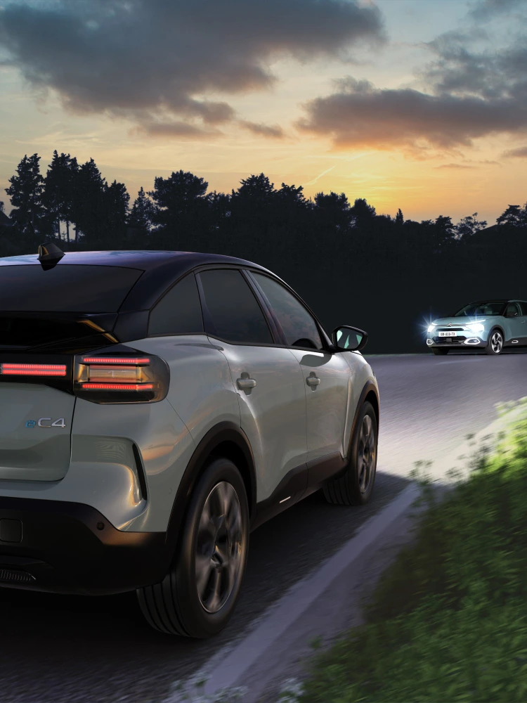 Vista trasera del C4 con Asistente de Luces de Carretera mejorando visibilidad, seguridad y tecnología para una experiencia de conducción nocturna serena y premium.