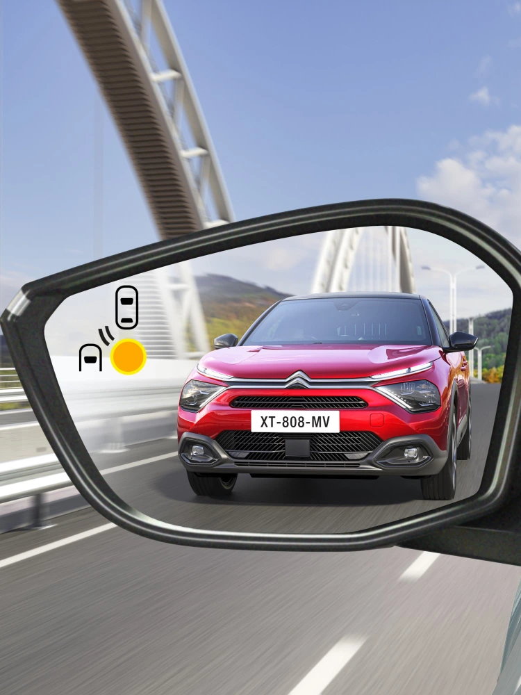 Vista del retrovisor del C4 con Alerta de Ángulo Muerto destacando seguridad, visibilidad y tecnología para una conducción con confianza y premium.
