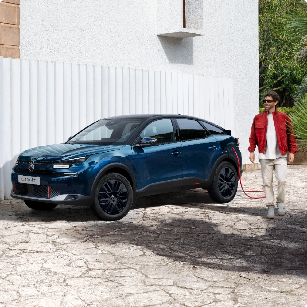 Side view ë‑C4 at a charging point highlighting electric efficiency, technology, comfort and accessibility