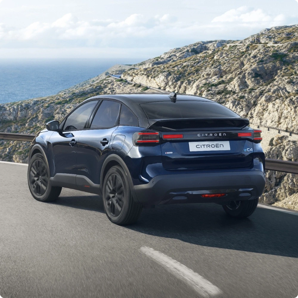 Three‑quarter front view ë‑C4 highlighting distinctive aerodynamic design, efficiency, comfort and modern styling