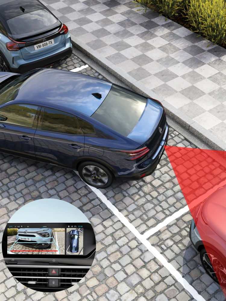 Vista cenital del Citroën C4 X usando la cámara trasera 180° para asistir en maniobras de aparcamiento seguras.