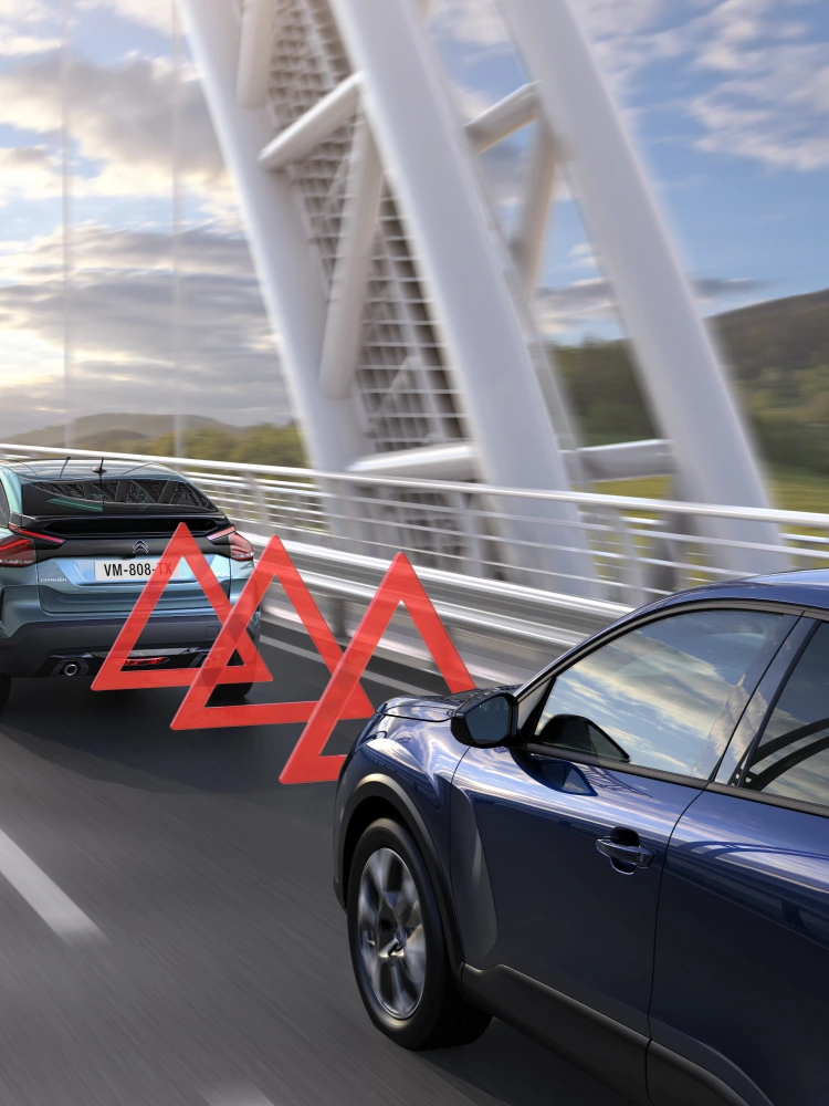 Citroën C4 X detectando un vehículo delante con Alerta de Colisión Frontal activa para una conducción más segura.
