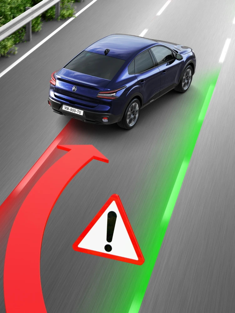 Vista trasera del Citroën C4 X en carretera mostrando Asistente de Mantenimiento de Carril para una conducción más segura y controlada.