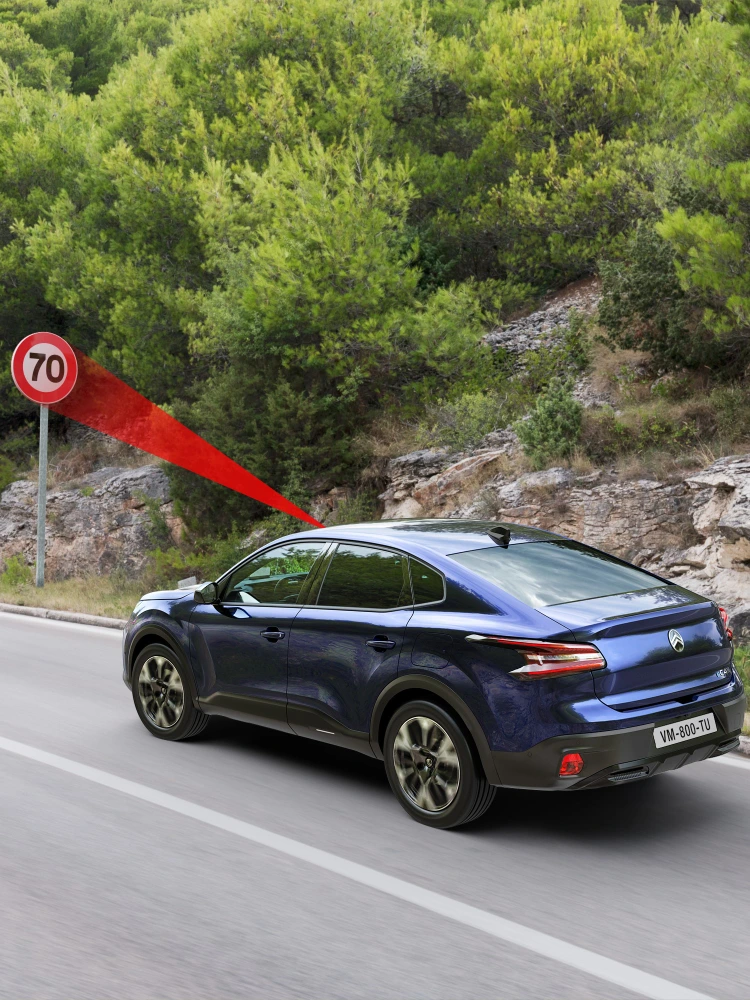 Vista trasera del Citroën C4 X mostrando Asistente de Conducción Nivel 2 para una experiencia de conducción semiautónoma.
