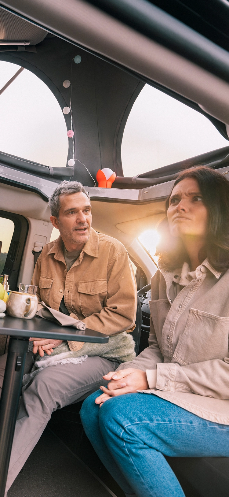 Un grupo de personas cenando juntos dentro de una furgoneta camper Citroën