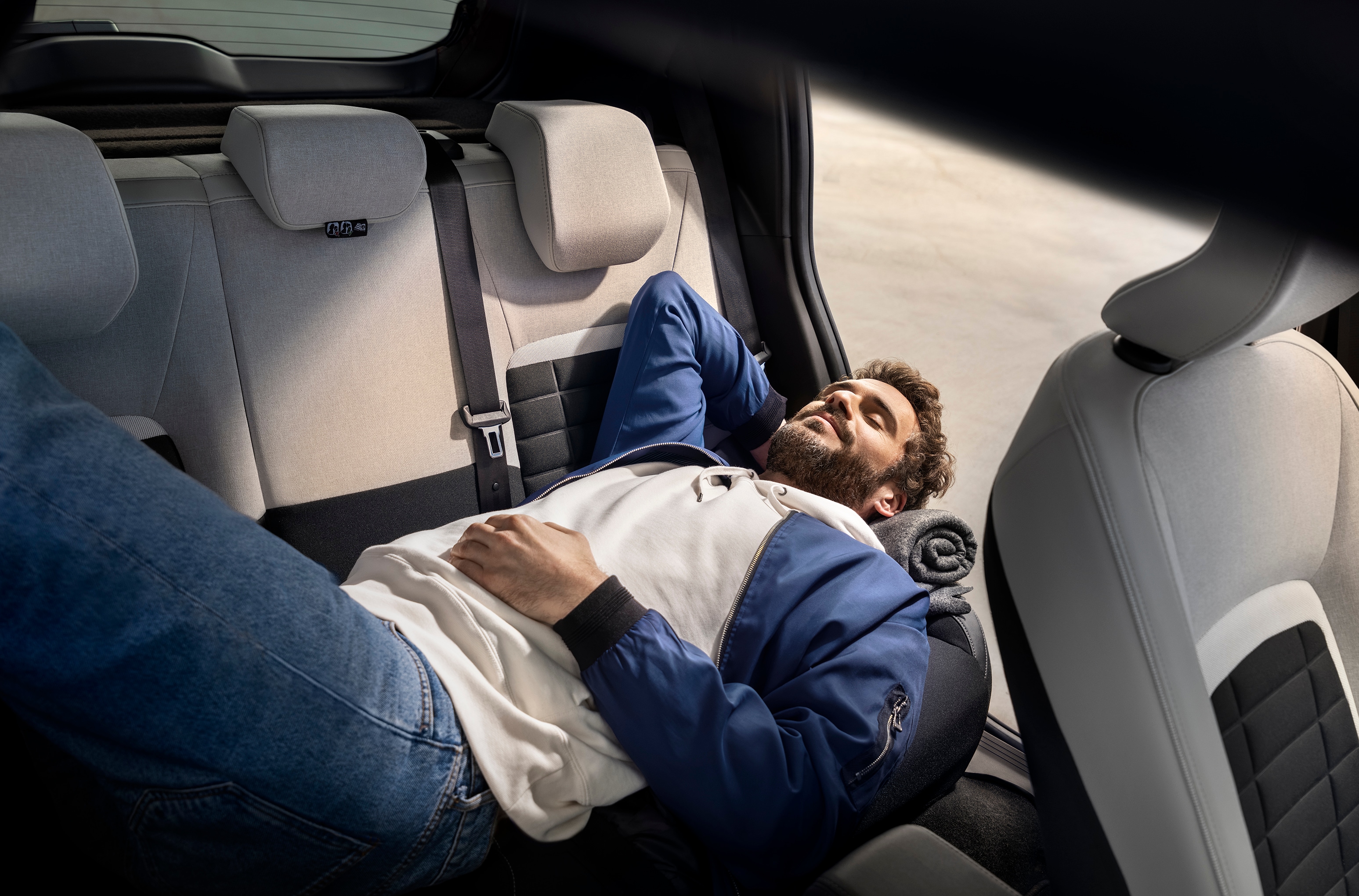 Vista interior del Citroën C3 SUV destacando el confort reclinable para una movilidad urbana relajada y asequible.