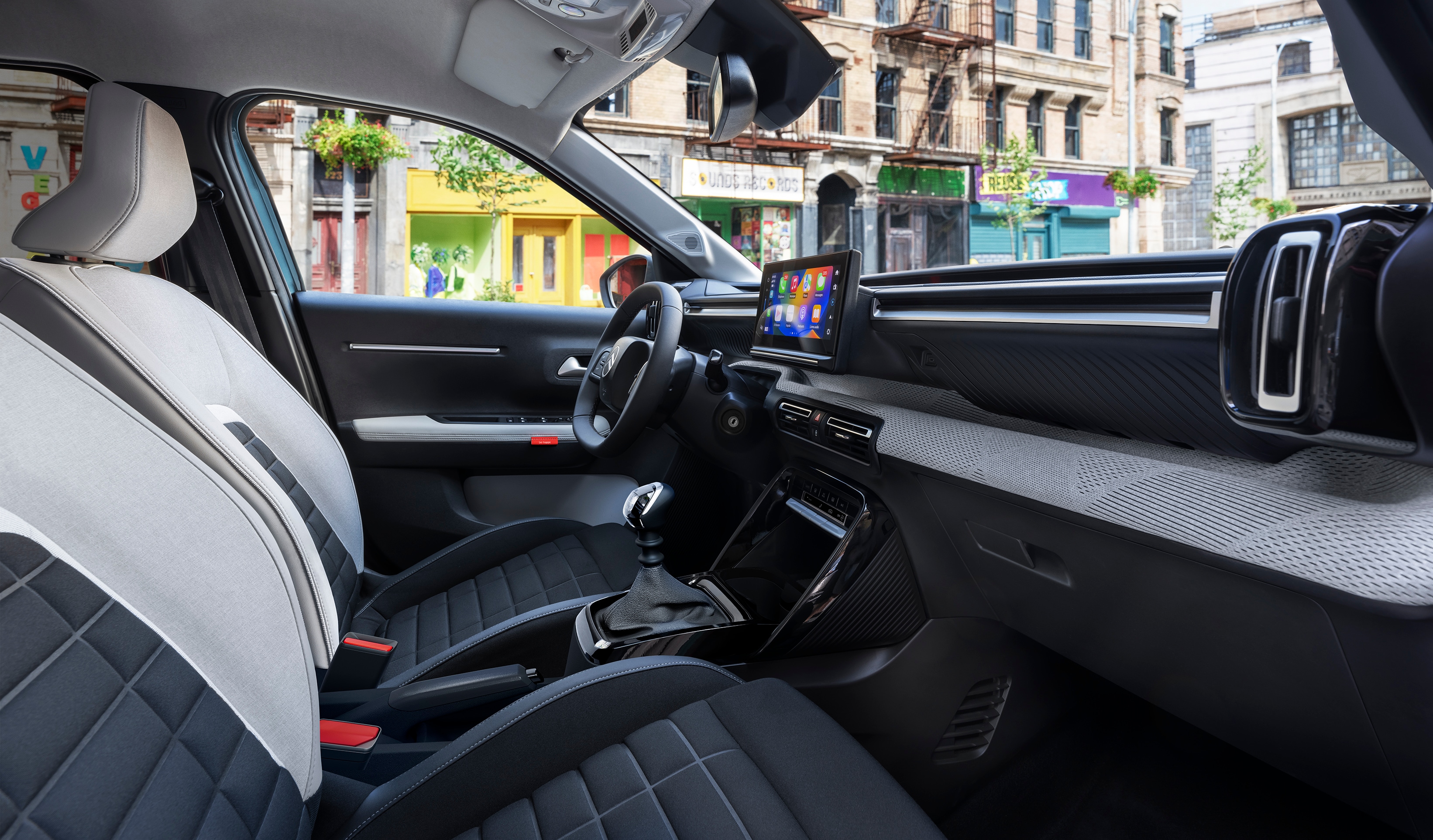 Vista del habitáculo interior del Citroën C3 SUV destacando el diseño moderno del salpicadero para una conducción urbana intuitiva, confortable y asequible.