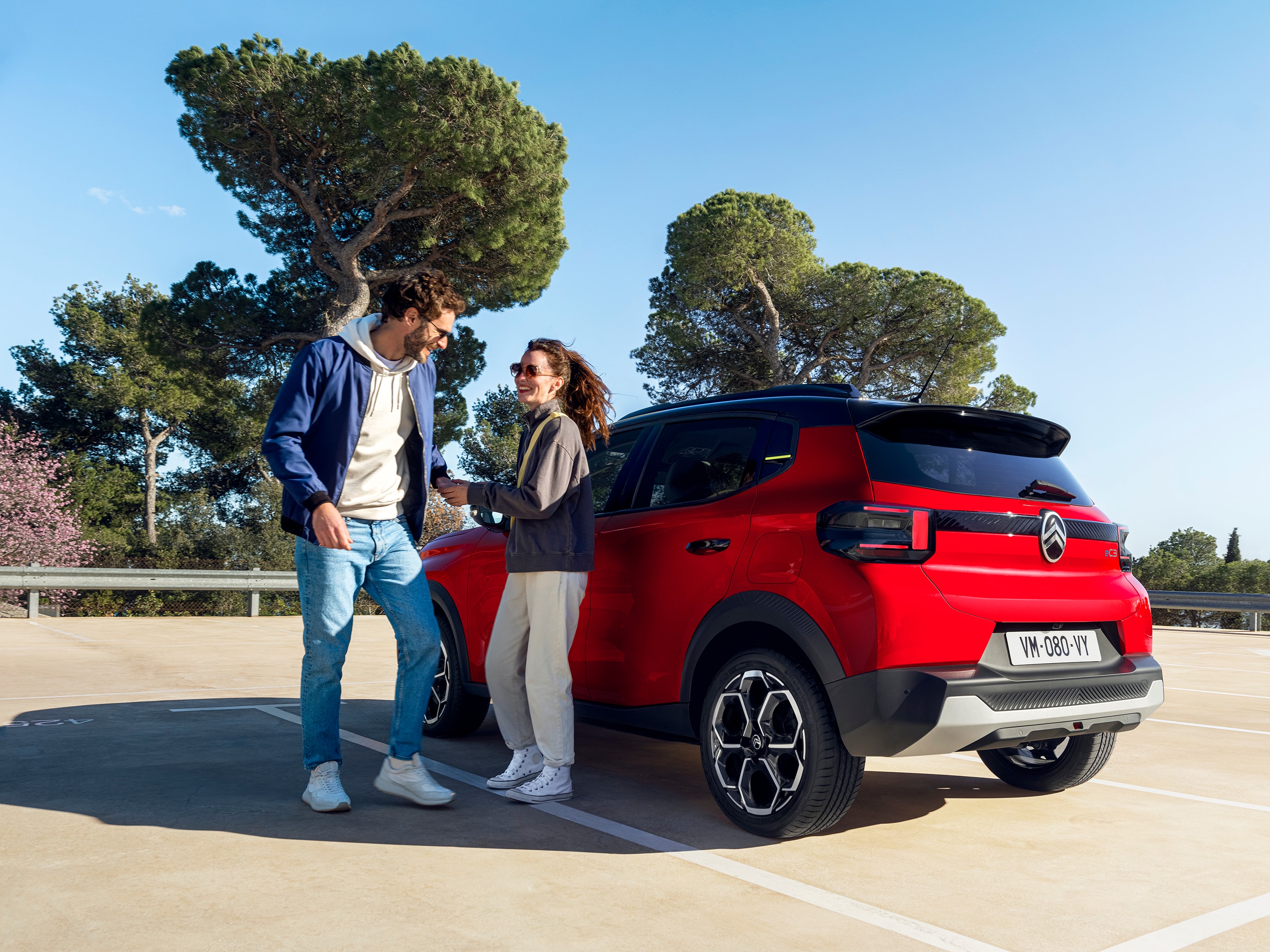 Vista trasera tres cuartos del Citroën C3 SUV destacando su estilo moderno para una movilidad urbana diaria relajada y asequible.