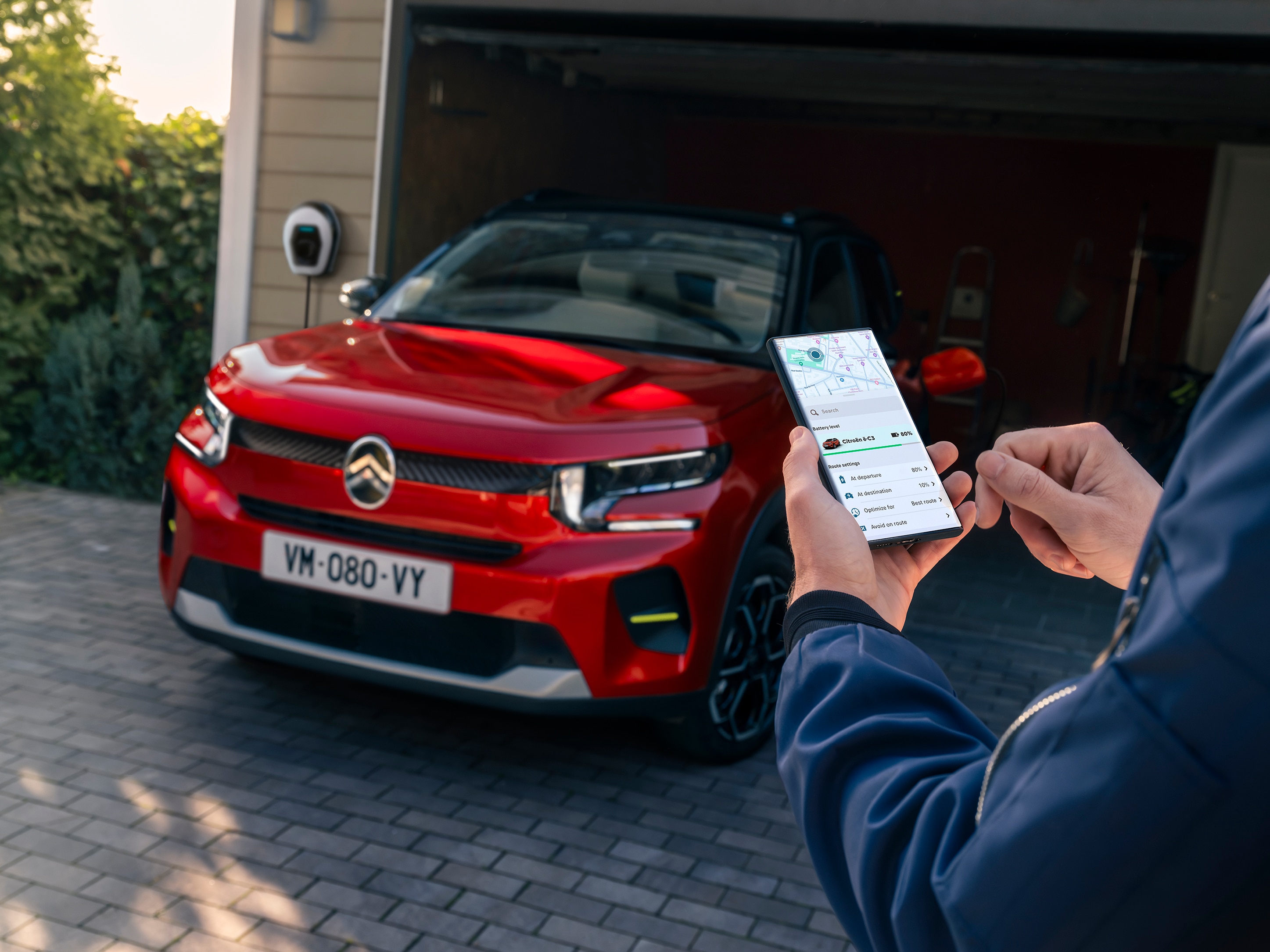 Vista de carga del Citroën C3 SUV destacando el control mediante app conectada para una movilidad diaria más inteligente, asequible y conveniente.