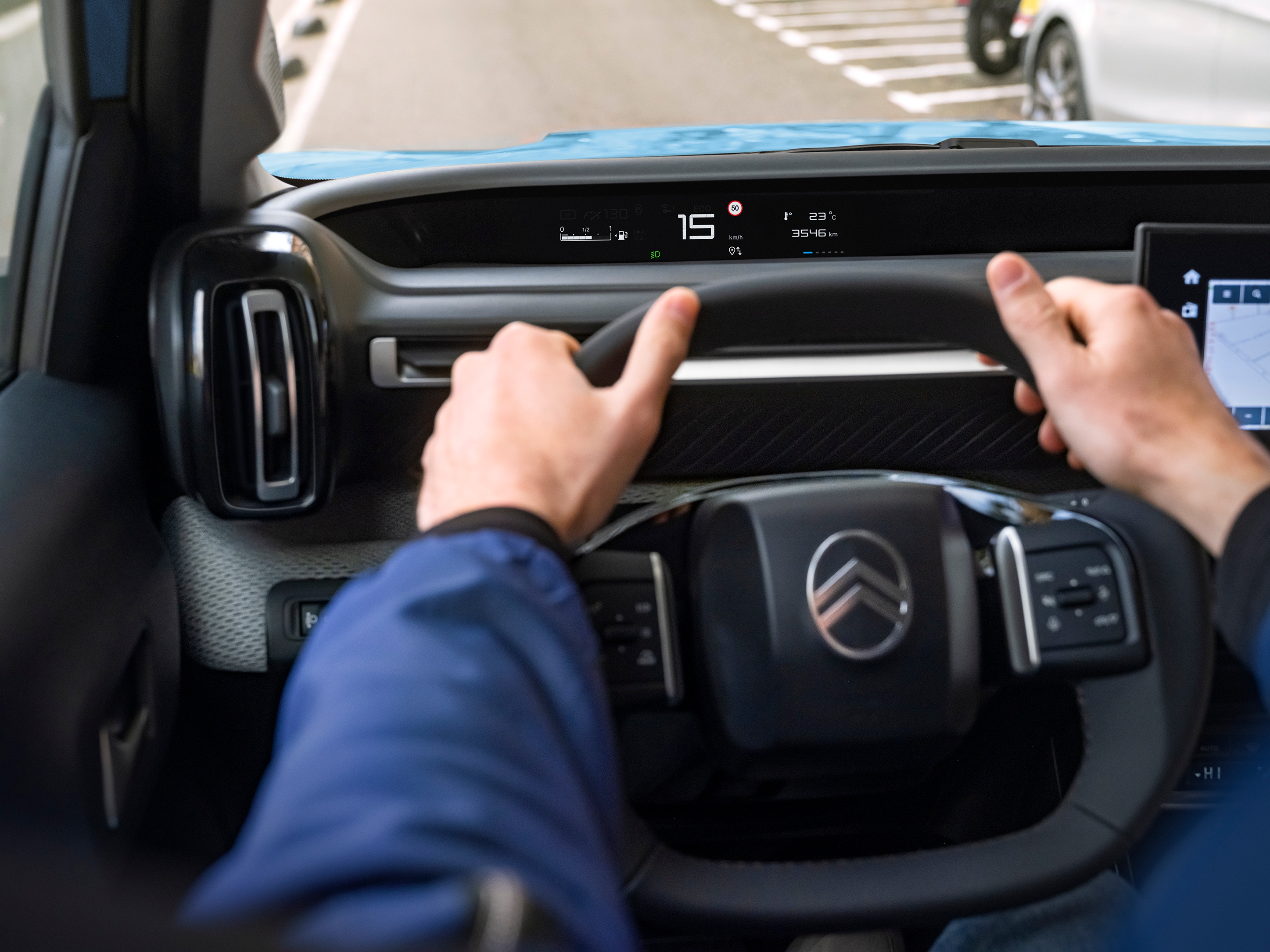 Vista del puesto de conducción del Citroën C3 SUV destacando la pantalla digital para una movilidad urbana intuitiva, asequible y confortable.