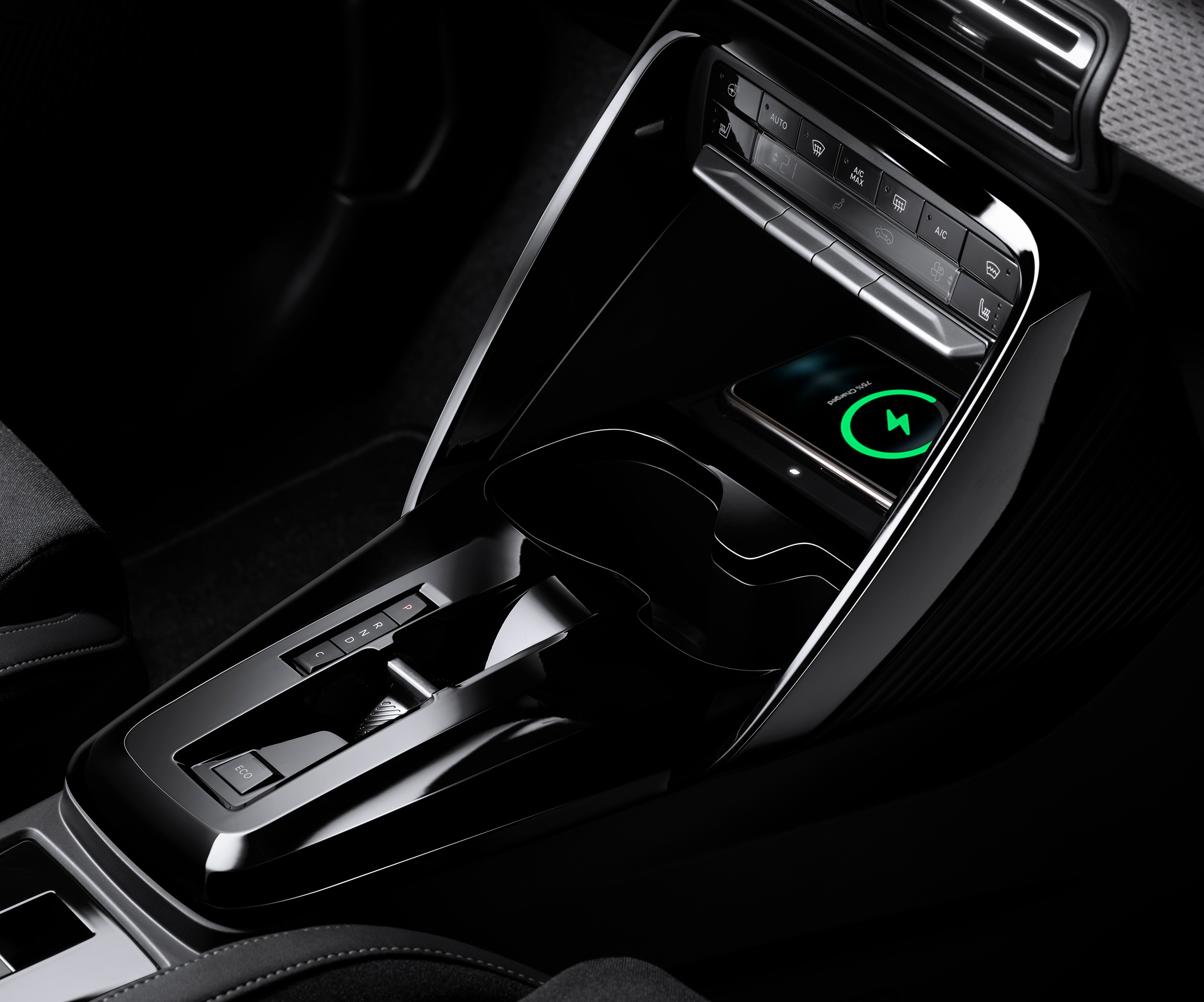 Vista en primer plano de la consola del Citroën C3 SUV destacando la carga inalámbrica para una movilidad diaria práctica y asequible.
