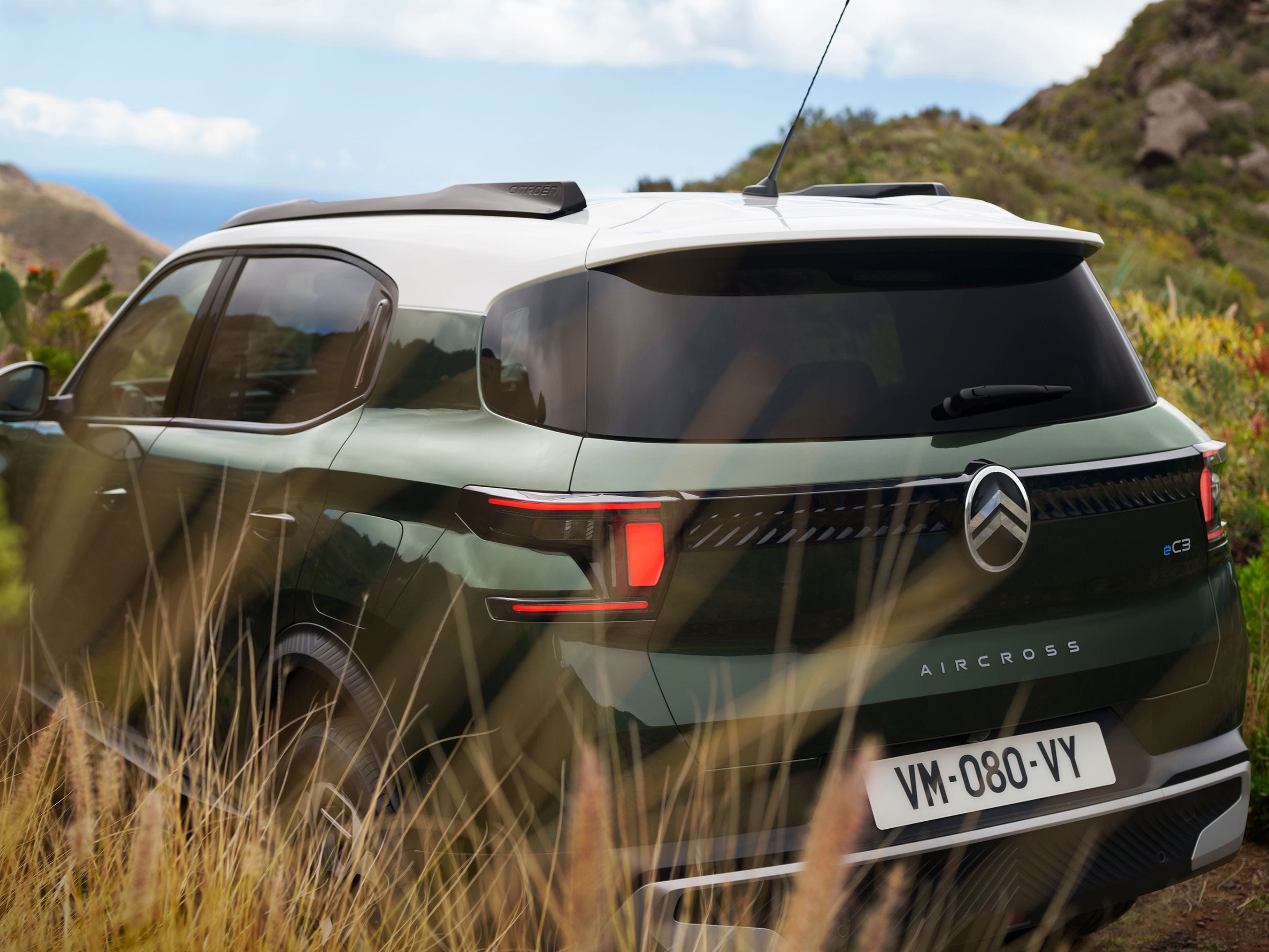 Vista trasera tres cuartos exterior del Citroën ë-C3 Aircross SUV destacando diseño bicolor atrevido para una movilidad con confianza, versátil y asequible.