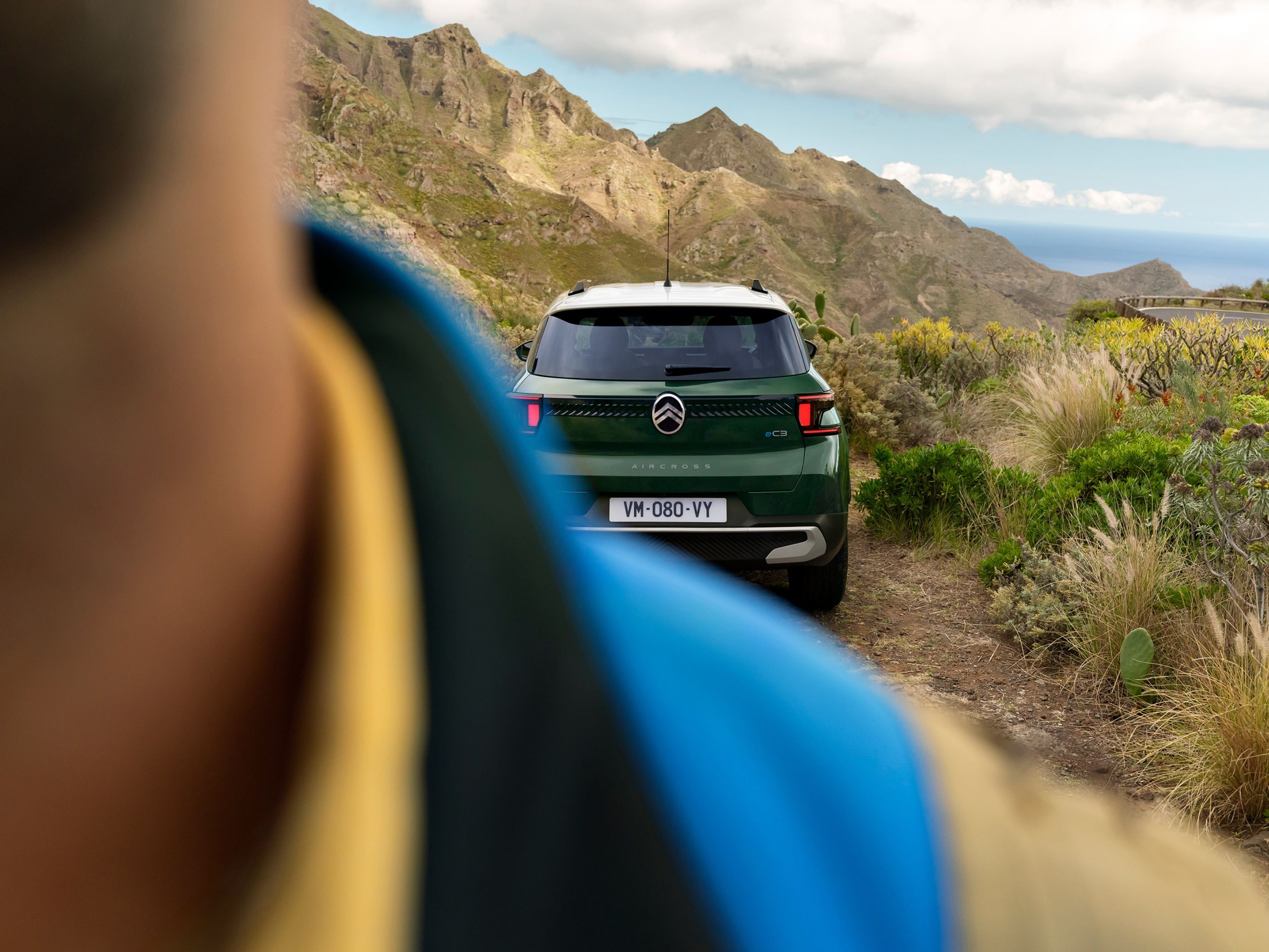 Vista trasera exterior del Citroën ë-C3 Aircross SUV destacando estilo robusto para una movilidad todoterreno con confianza, versátil y asequible.