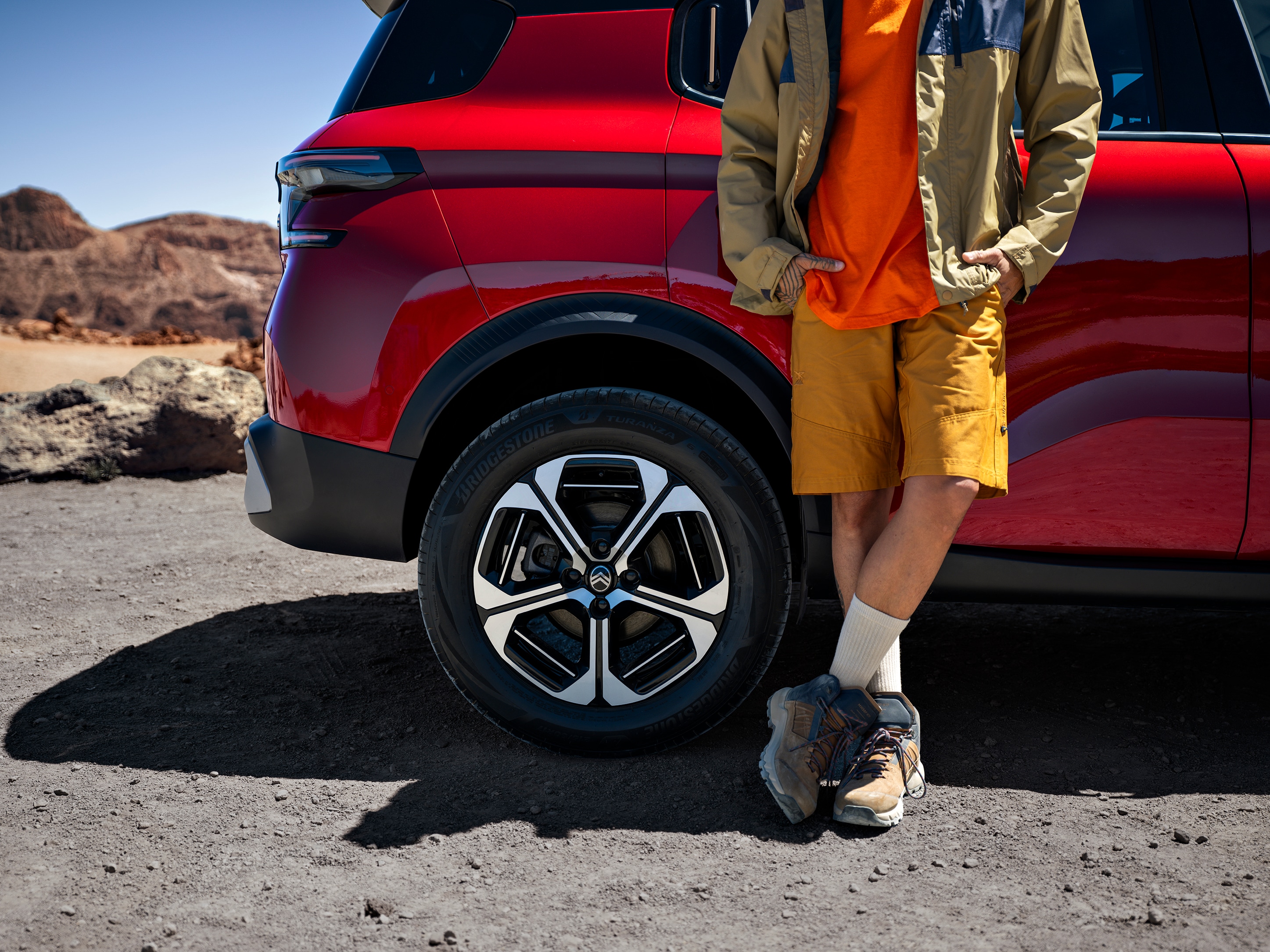 Vista en primer plano de la rueda del Citroën ë-C3 Aircross SUV destacando diseño de llanta de aleación para una movilidad exterior elegante, con confianza y asequible.