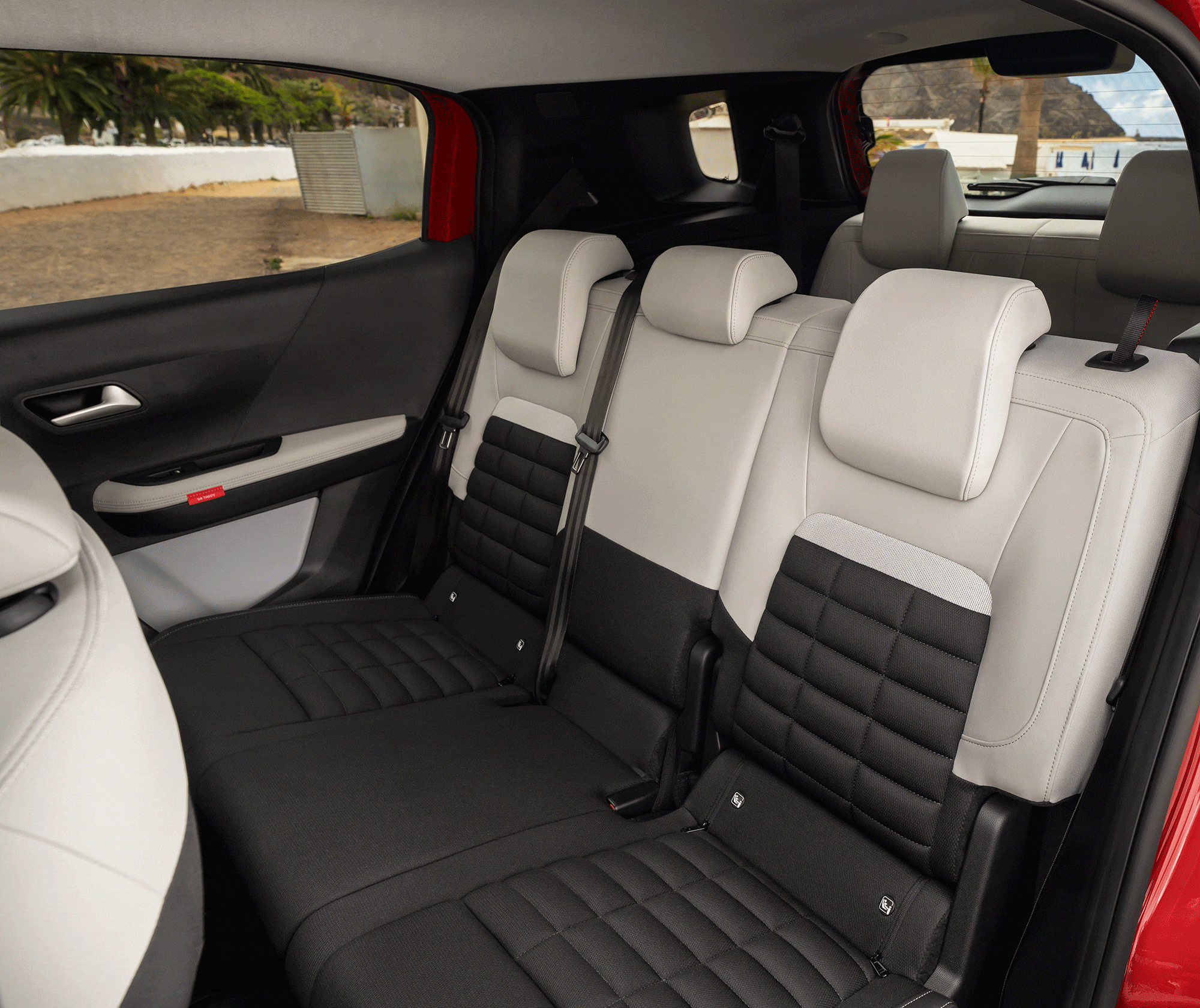 GIF de características interiores del Citroën ë-C3 Aircross SUV mostrando soluciones de almacenamiento modular prácticas para una movilidad diaria versátil, conveniente y asequible.