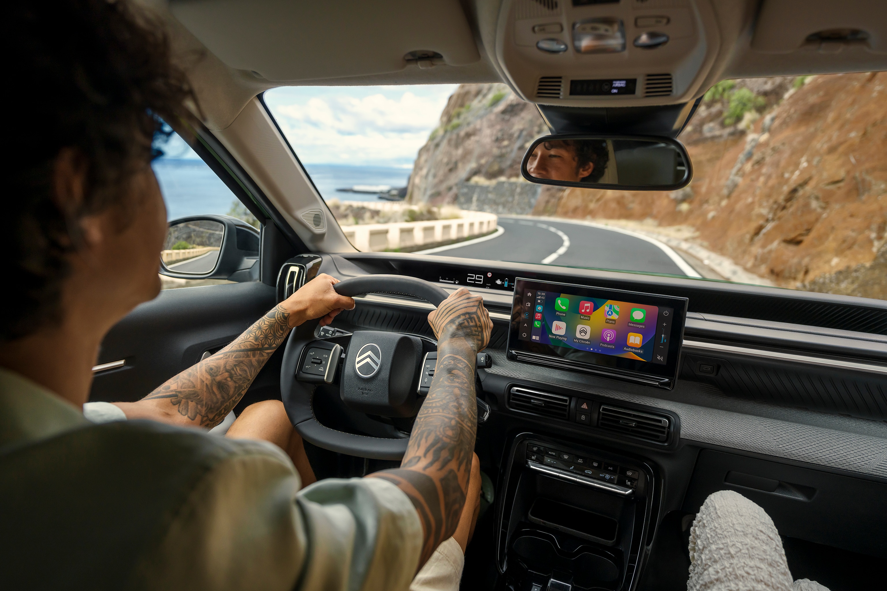 Vista del conductor del Citroën ë-C3 Aircross SUV destacando gran pantalla táctil y habitáculo moderno para una conducción diaria intuitiva, conectada y asequible.