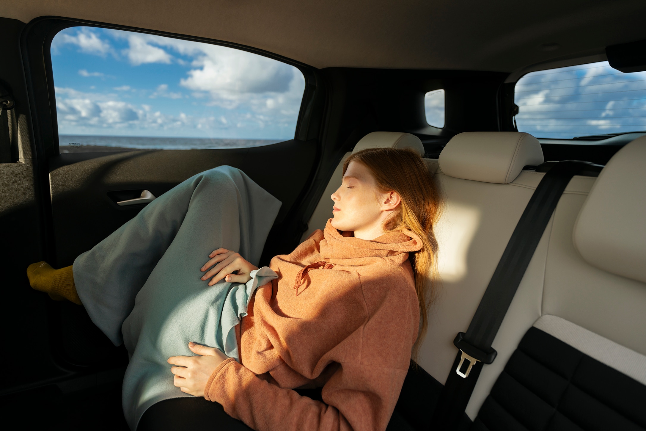 Vista interior trasera del Citroën ë-C3 Aircross SUV mostrando asientos espaciosos para un confort relajado en viajes largos y movilidad diaria asequible.