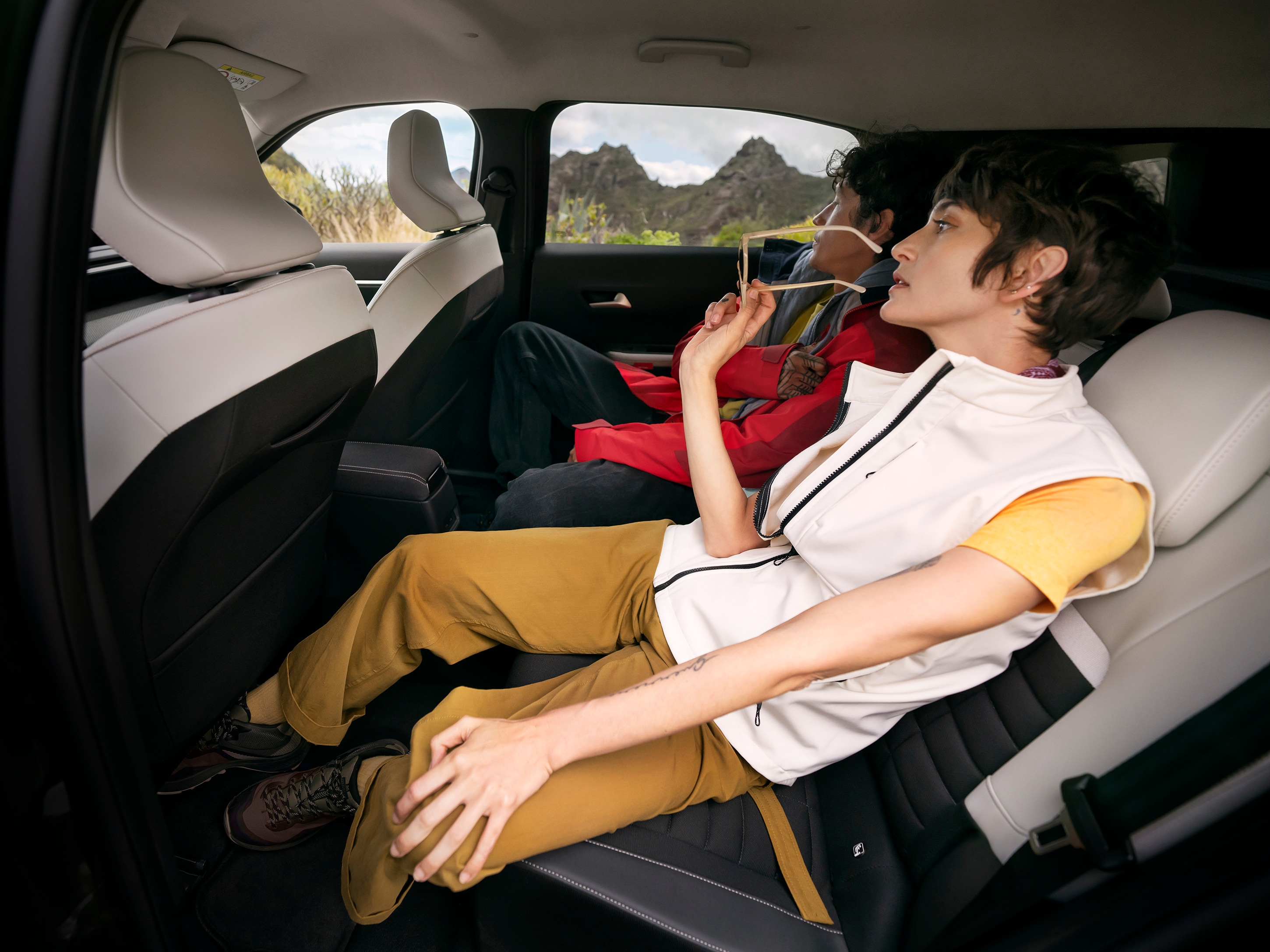 Vista de los asientos traseros del Citroën ë-C3 Aircross SUV destacando generoso espacio para las piernas para una movilidad de pasajeros confortable, versátil y asequible.