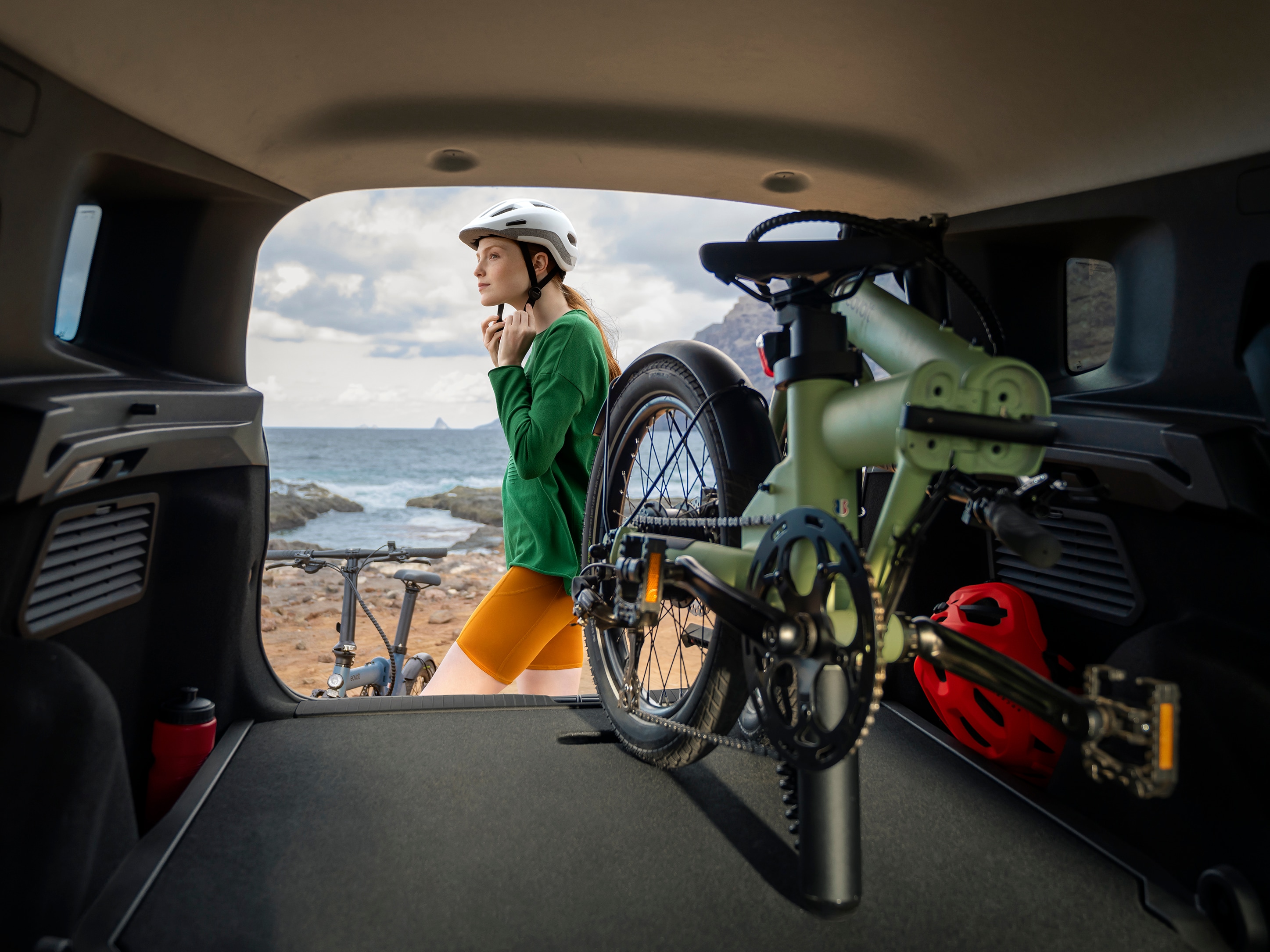 Vista del maletero trasero del Citroën ë-C3 Aircross SUV mostrando generoso espacio para equipaje para una movilidad diaria activa, lista para la playa y asequible.