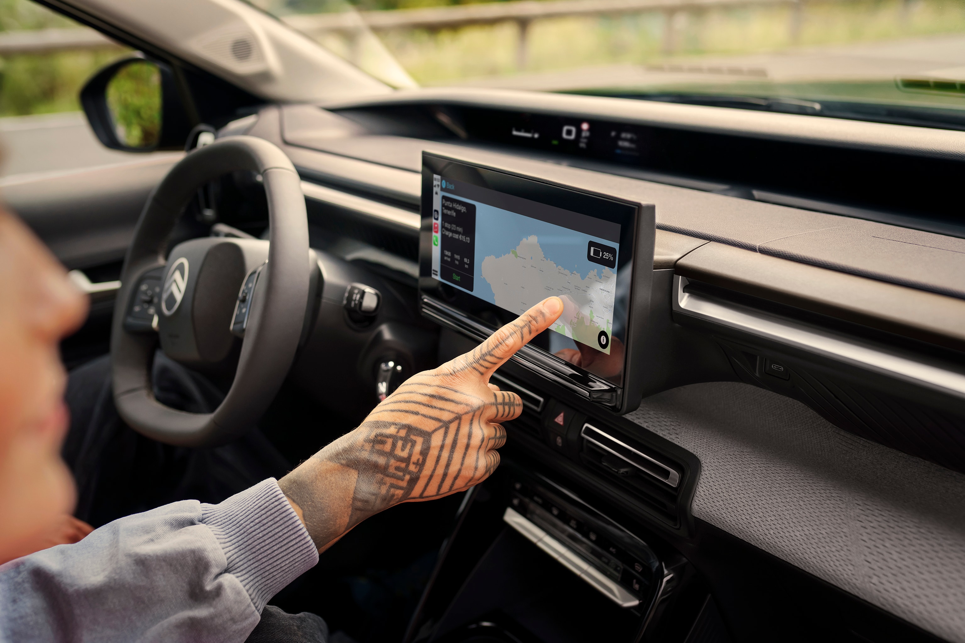 Vista de la pantalla táctil interior del Citroën ë-C3 Aircross SUV mostrando sistema de navegación para una conducción diaria intuitiva, conectada y asequible.