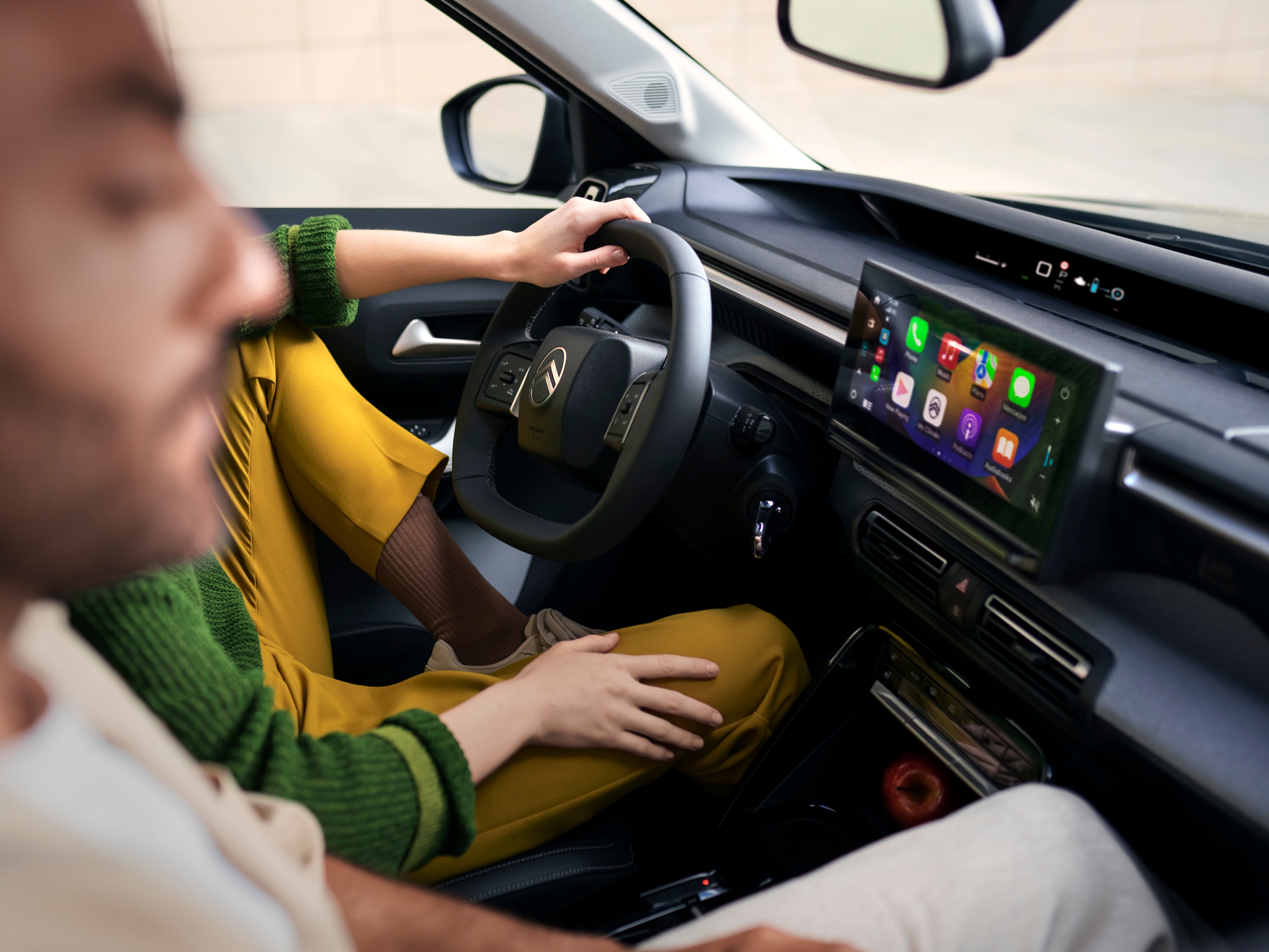 Vista del habitáculo frontal del Citroën ë-C3 Aircross SUV destacando gran pantalla de infoentretenimiento para una movilidad diaria intuitiva, moderna y asequible.