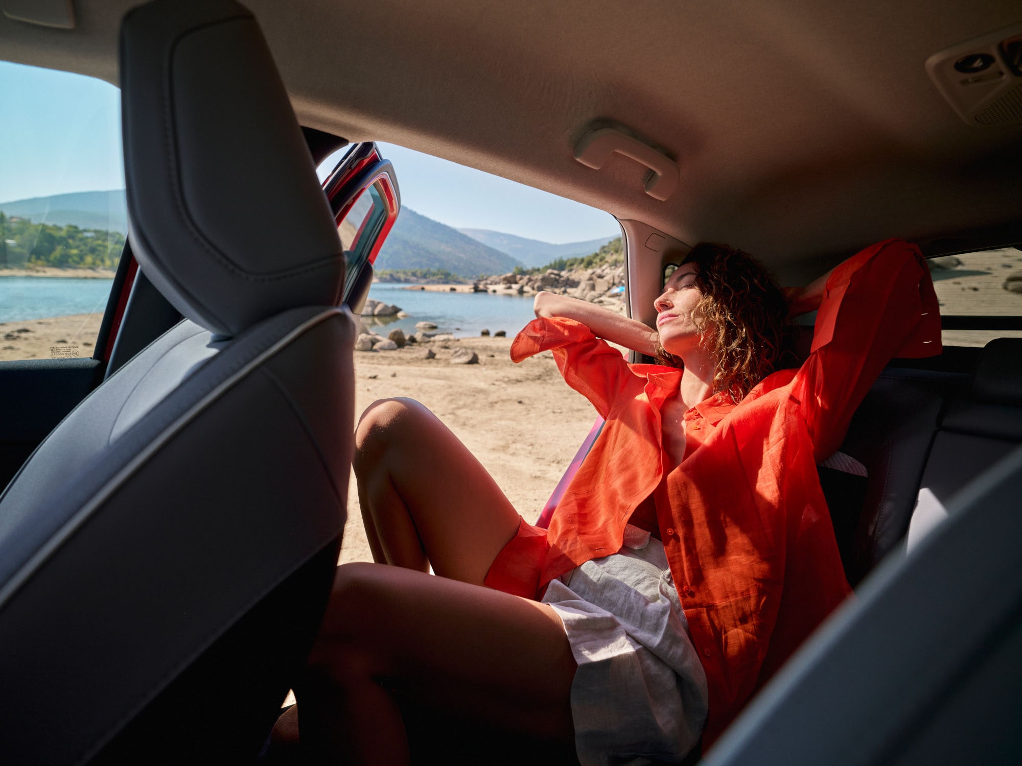 Vista interior trasera del C4 destacando confort espacioso, relajación, serenidad y diseño para un momento exterior tranquilo y premium.