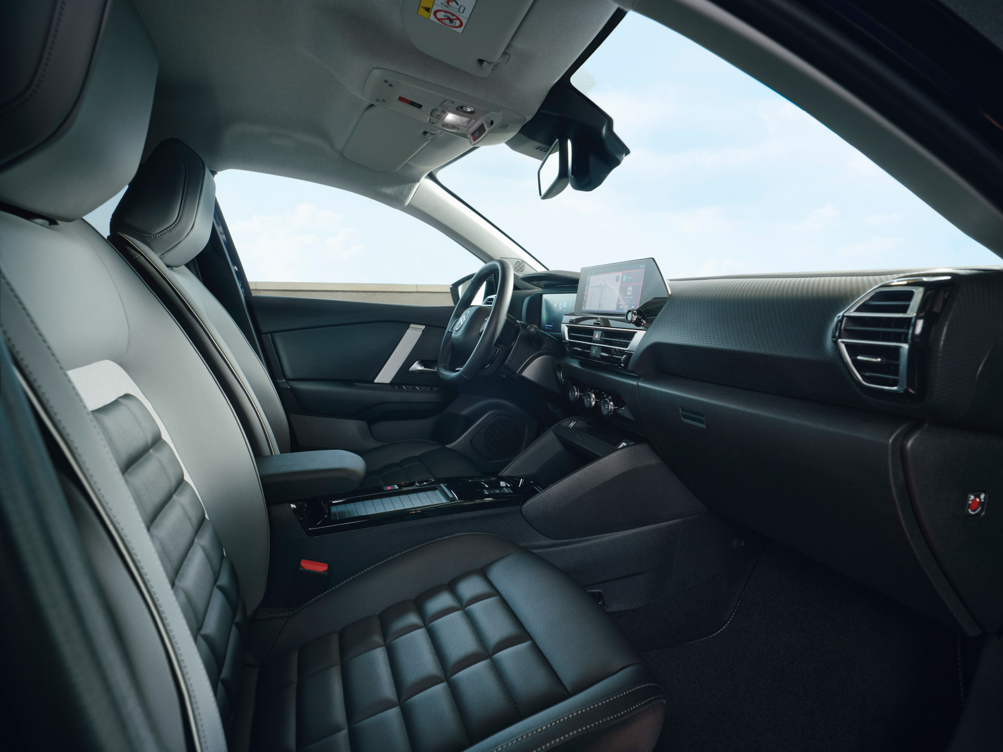 Vista interior frontal del C4 destacando confort espacioso, asientos premium, luminosidad y diseño para un entorno de conducción sereno y moderno.
