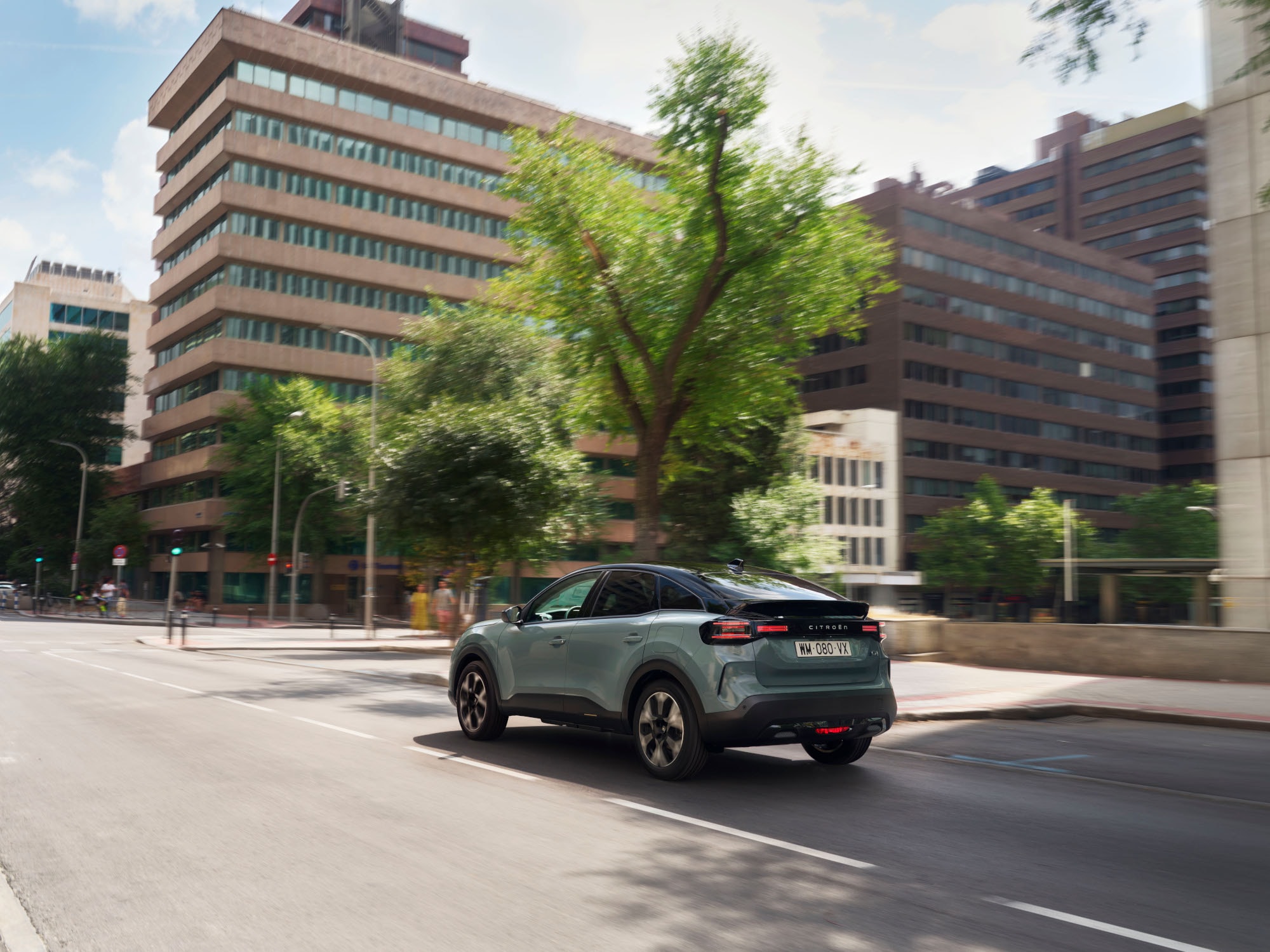 Vista trasera tres cuartos del C4 destacando diseño elegante, seguridad, aerodinámica y confort para una presencia urbana fluida y premium.