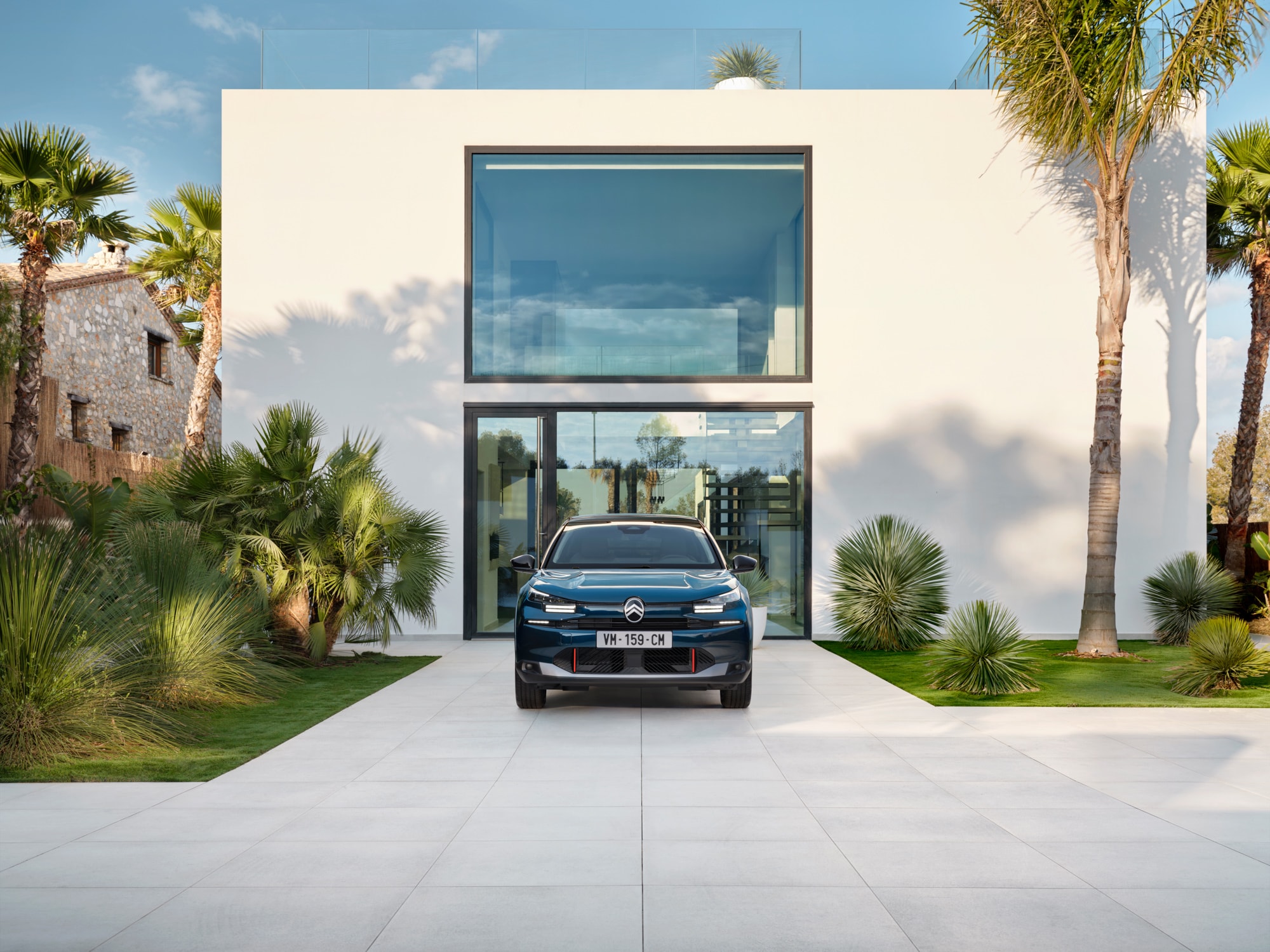 Vista frontal del C4 Azul Eclipse destacando diseño elegante, seguridad y aerodinámica para una presencia arquitectónica moderna y premium.