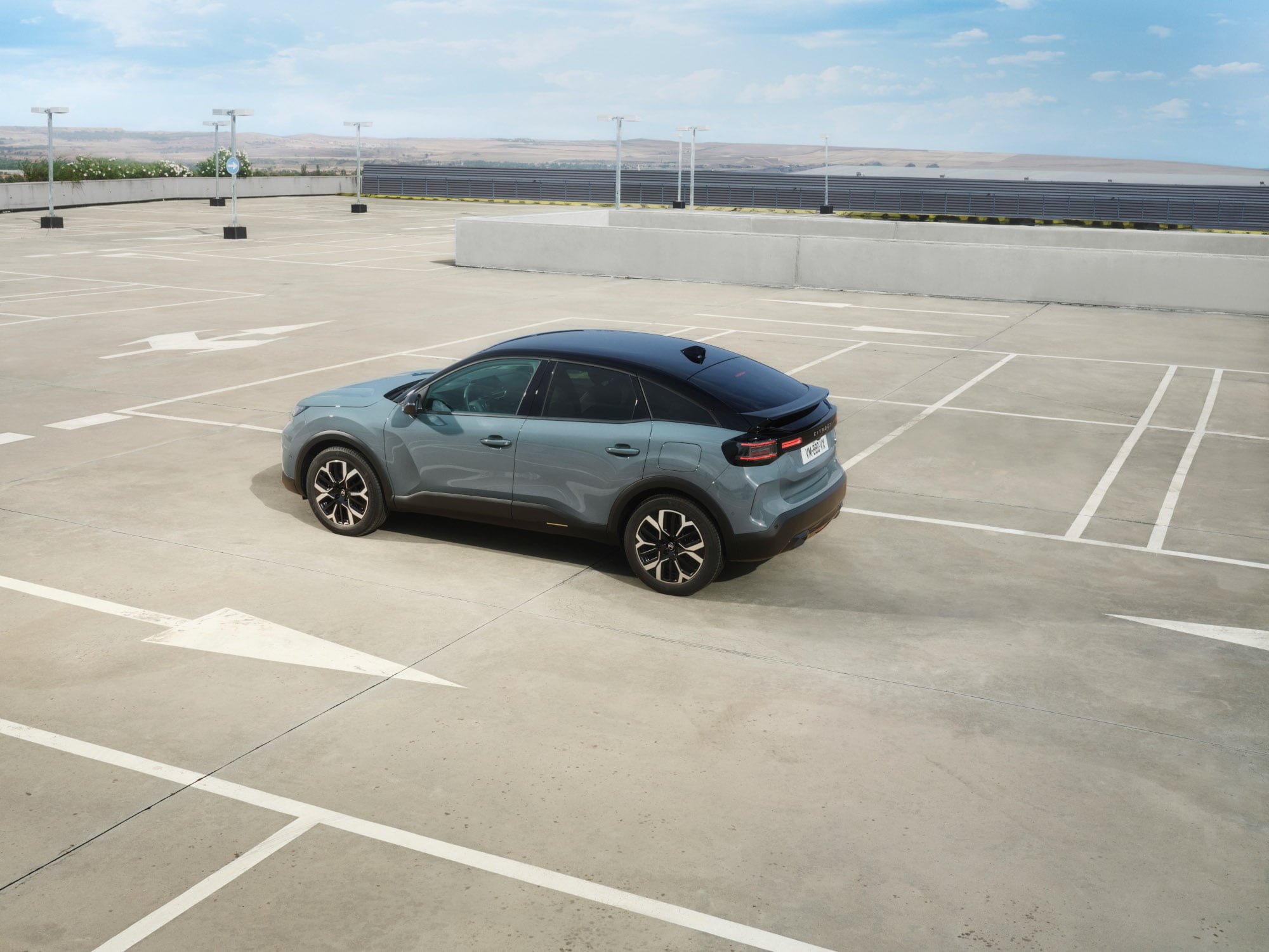 Vista trasera tres cuartos del C4 destacando diseño elegante, seguridad, aerodinámica y confort para una presencia urbana minimalista y premium.