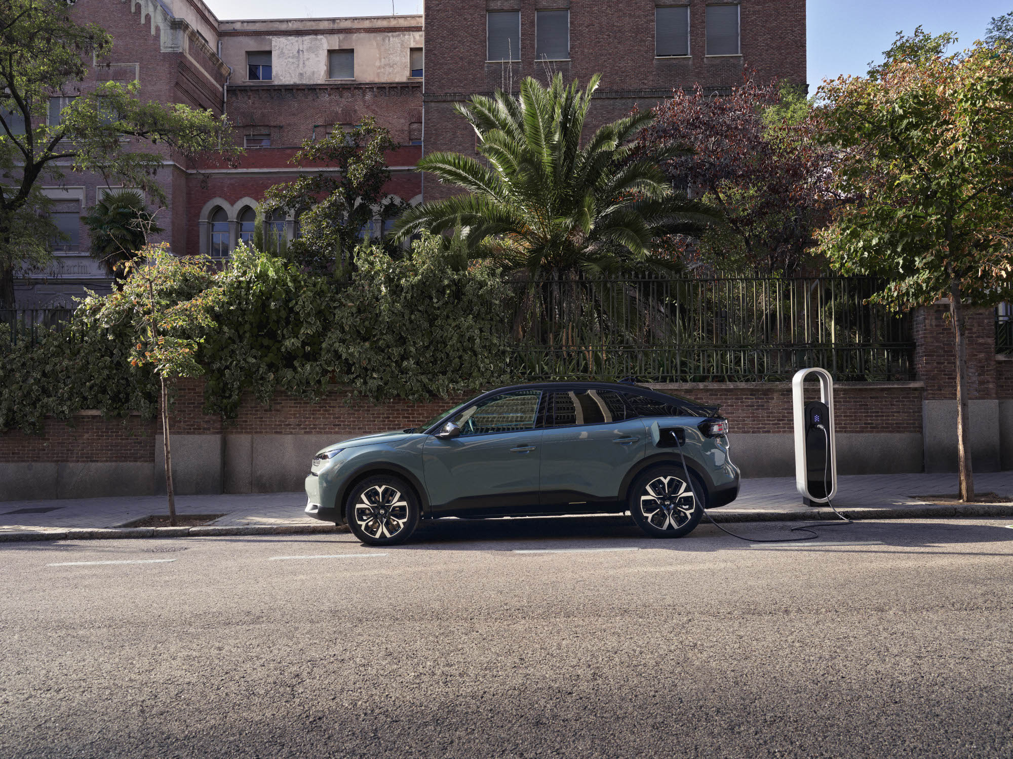 Vista lateral del C4 Electric destacando diseño elegante, seguridad, eficiencia y confort para una experiencia de carga urbana premium.