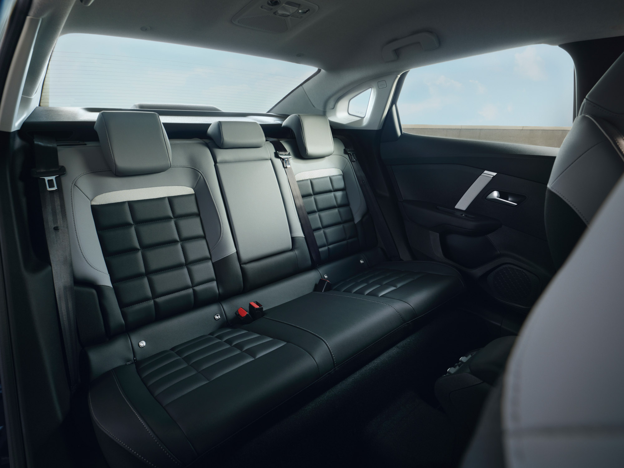 Zona de asientos traseros del Citroën C4 X destacando asientos de piel espaciosos y confortables.