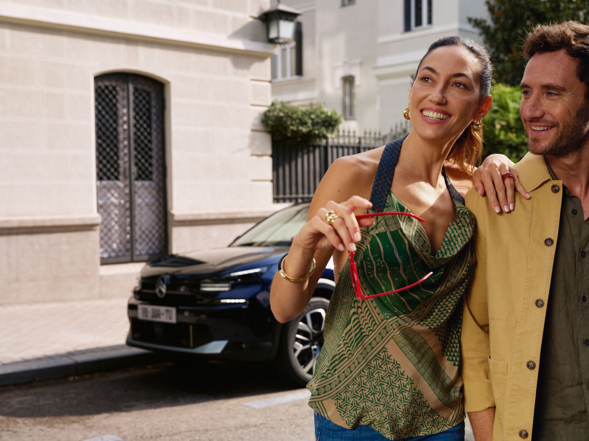 Escena lifestyle con Citroën C4 X aparcado cerca ilustrando su diseño fastback moderno para una movilidad elegante y asequible.